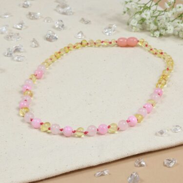 Baby Natura Barnsteen ketting kind lemon, rose quartz, pink jade Baby Natura Barnsteen ketting kind lemon, rose quartz, pink jade