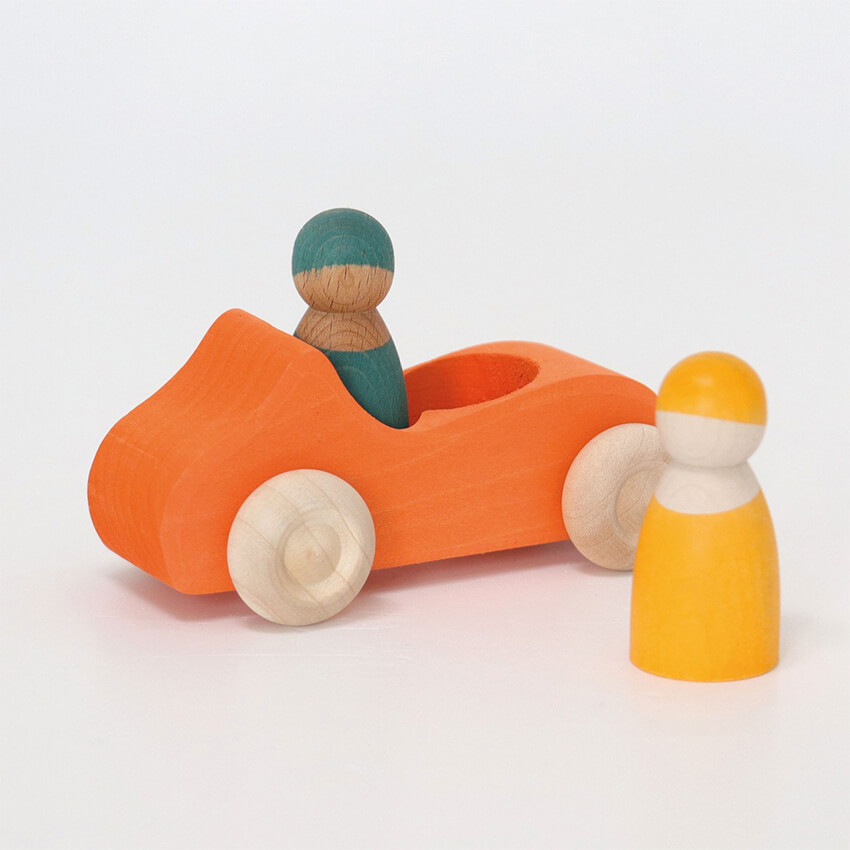Grimm's Houten auto met 2 poppetjes oranje - koop je bij Baby Natura!