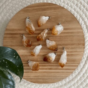 Baby Natura Amethist ruwe edelsteen hanger – Innerlijke Rust & Spirituele Kracht