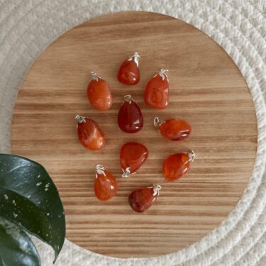 Baby Natura Carneool edelsteen hanger – Energie & Levenskracht