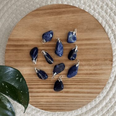 Baby Natura Sodaliet edelsteen hanger – Inzicht & Vertrouwen