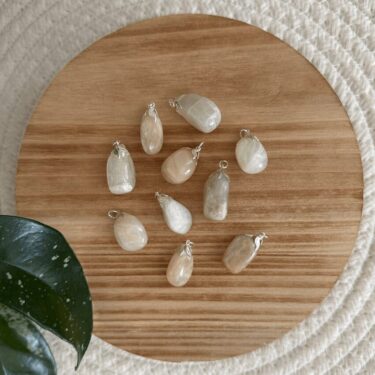 Baby Natura Witte Maansteen edelsteen hanger – Intuïtie & Innerlijke Rust